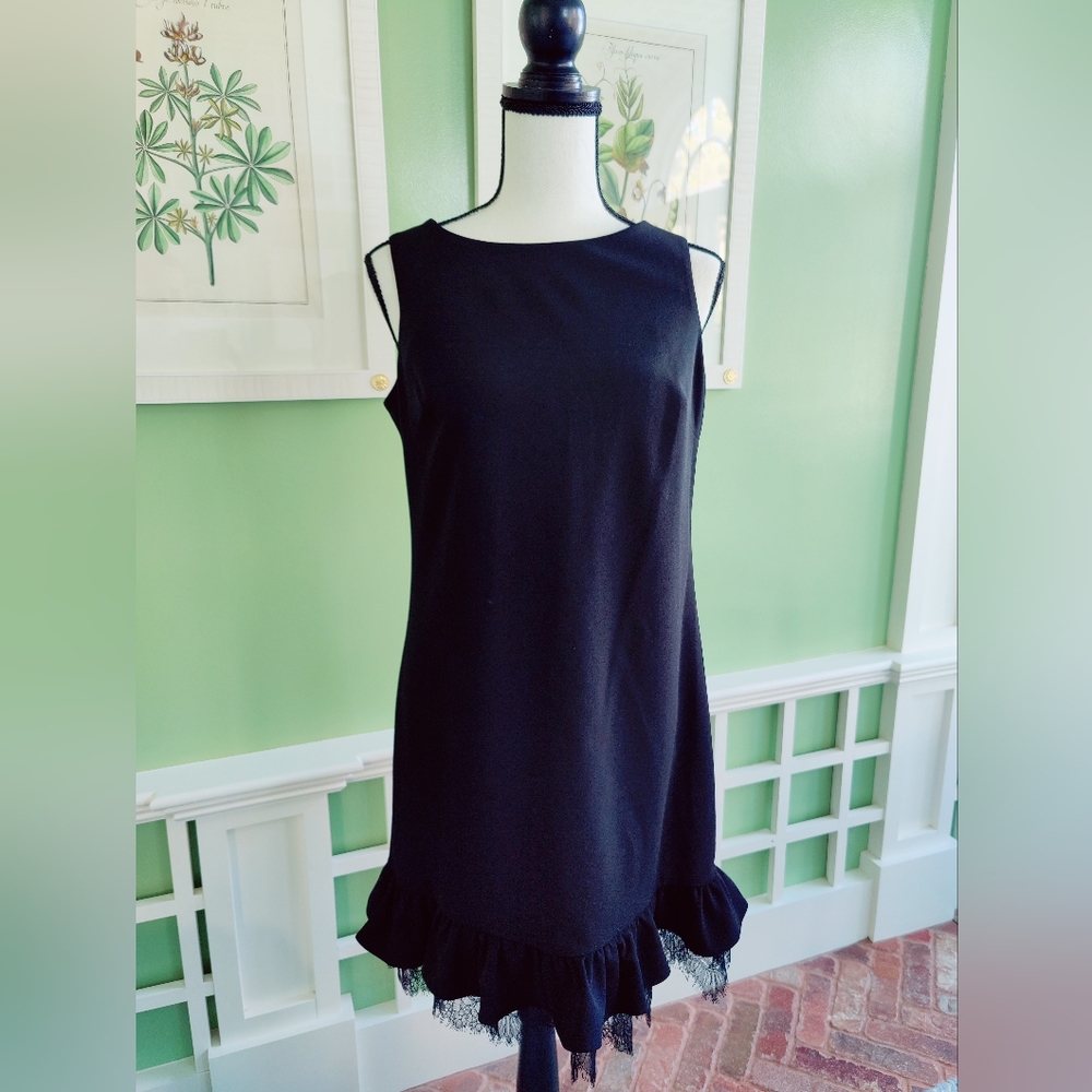 Calvin Klein LBD 10P EUC Little black dress with a touch of lace